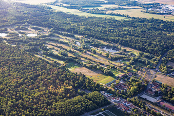 Pelouse du terrain de golf de Landgut Dreihof desséchée par la chaleur estivale - GOLF absolute à le quartier Dreihof in Essingen dans le département Rhénanie-Palatinat, Allemagne