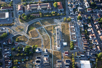 Nouvelle zone de développement développée et partiellement construite "Am Pfefferminzbähnel" à le quartier Speyerdorf in Neustadt an der Weinstraße dans le département Rhénanie-Palatinat, Allemagne