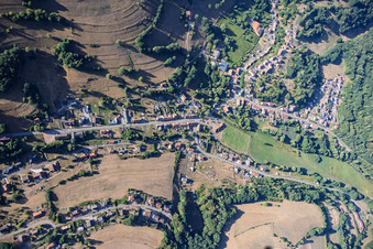 Vue du village dans la vallée de Schwarzbach à Waldhouse dans le département Moselle, France