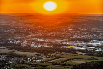 Coucher de soleil sur Saargemünd à le quartier Zone Industrielle du Grand Bois Fayencerie in Saargemünd dans le département Moselle, France