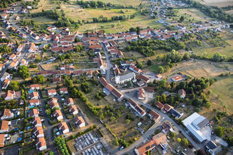Église au centre du village à Rimling dans le département Moselle, France