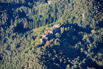 Massif du château d'Altdahn vu du nord avec les ruines des châteaux de Grafendahn et de Tanstein à Dahn dans le département Rhénanie-Palatinat, Allemagne