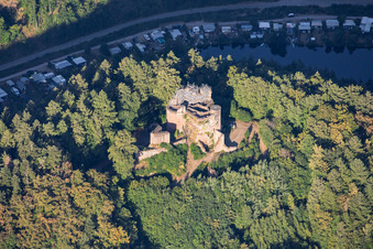 Ruines du château de Neudahn surplombant l'étang du Neudahn, échafaudées pour rénovation à Dahn dans le département Rhénanie-Palatinat, Allemagne