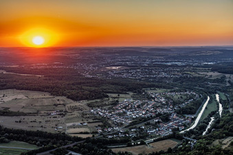 Coucher de soleil sur la Sarre et le canal de la Sarre à Zetting dans le département Moselle, France