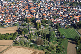 Cimetière Schaafheim avec chapelle du cimetière Schaafheim à Schaafheim dans le département Hesse, Allemagne