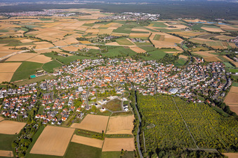 Vue du village avec la pépinière sur St.-Luzia-Weg vu du sud-est à le quartier Pflaumheim in Großostheim dans le département Bavière, Allemagne