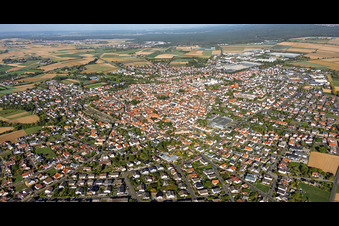 Vue d'ensemble de la ville depuis le sud-est à Großostheim dans le département Bavière, Allemagne