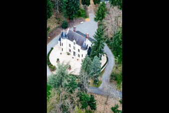Vue aérienne de Châteaux Conneré (où Salman Rushdy s'est caché) à Dollon dans le département Sarthe, France