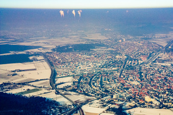 Vue aérienne de Vue de la ville depuis l'est sous un épais brouillard hivernal enneigé à Oftersheim dans le département Bade-Wurtemberg, Allemagne