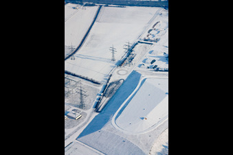 Vue aérienne de Formation à la sécurité routière hivernale sous la neige pour accroître la sécurité routière avec les véhicules ADAC dans le district de Kirchheimer Flur à le quartier Patrick Henry Village in Heidelberg dans le département Bade-Wurtemberg, Allemagne