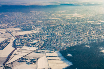 Vue aérienne de Vue de la ville depuis l'ouest sous un épais brouillard hivernal enneigé à Sandhausen dans le département Bade-Wurtemberg, Allemagne