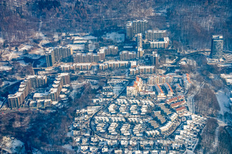 Vue aérienne de Vue hivernale de Bothestraße depuis l'ouest, sous la neige à le quartier Emmertsgrund in Heidelberg dans le département Bade-Wurtemberg, Allemagne