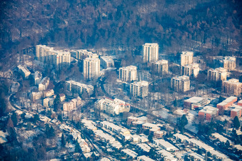 Vue aérienne de Vue hivernale de la ville depuis l'ouest, sous la neige. à le quartier Boxberg in Heidelberg dans le département Bade-Wurtemberg, Allemagne