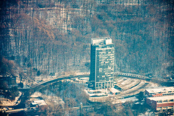 Vue aérienne de Immeuble de grande hauteur couvert de neige en hiver - Heidelberger Versicherung-Süd à le quartier Emmertsgrund in Heidelberg dans le département Bade-Wurtemberg, Allemagne