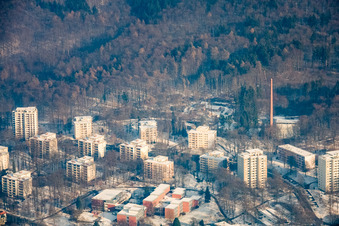 Vue aérienne de Vue hivernale de l'école Waldpark depuis l'ouest, sous la neige. à le quartier Boxberg in Heidelberg dans le département Bade-Wurtemberg, Allemagne