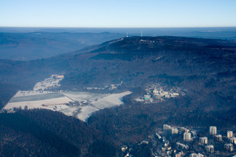 Vue aérienne de Sommet du Königstuhl dans le paysage forestier et montagneux à le quartier Königstuhl in Heidelberg dans le département Bade-Wurtemberg, Allemagne