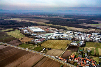 Vue oblique de Construction d'un nouveau hall logistique dans la zone industrielle d'Am Horst à le quartier Minderslachen in Kandel dans le département Rhénanie-Palatinat, Allemagne