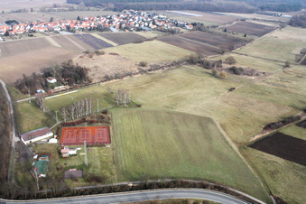 Vue aérienne de Terrain de sport à Erlenbach bei Kandel dans le département Rhénanie-Palatinat, Allemagne