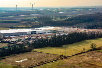 Construction d'un nouveau hall logistique dans la zone industrielle d'Am Horst à le quartier Minderslachen in Kandel dans le département Rhénanie-Palatinat, Allemagne depuis l'avion