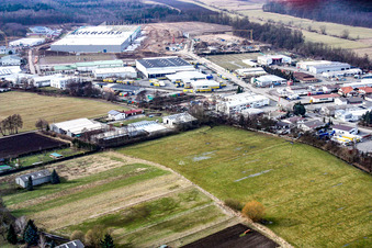 Vue aérienne de Zone commerciale d'Am Horst à le quartier Minderslachen in Kandel dans le département Rhénanie-Palatinat, Allemagne