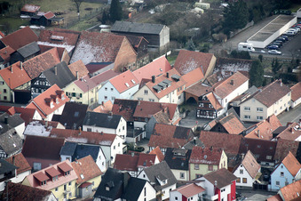 Vue aérienne de Rue du Rhin à Kandel dans le département Rhénanie-Palatinat, Allemagne
