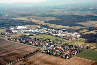 Vue aérienne de Village du sud-est à le quartier Minderslachen in Kandel dans le département Rhénanie-Palatinat, Allemagne