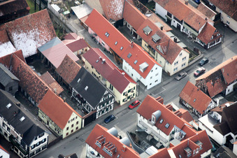 Rue du Rhin à Kandel dans le département Rhénanie-Palatinat, Allemagne vue d'en haut