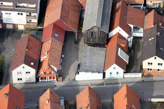 Rue du Rhin à Kandel dans le département Rhénanie-Palatinat, Allemagne du point de vue du drone