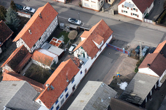 Rue du Rhin à Kandel dans le département Rhénanie-Palatinat, Allemagne vu d'un drone