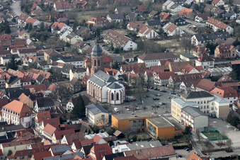 Vue aérienne de L'église Saint-Georges sur la place du marché. L'hôtel de ville est également visible sur la photo. à Kandel dans le département Rhénanie-Palatinat, Allemagne