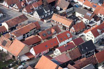 Vue d'oiseau de Rue du Rhin à Kandel dans le département Rhénanie-Palatinat, Allemagne