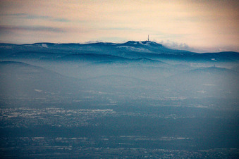 Vue aérienne de Hornisgrinde du 'NW à le quartier Brandmatt in Sasbachwalden dans le département Bade-Wurtemberg, Allemagne