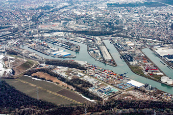 Vue aérienne de Les ports du Rhin en hiver sous la neige à le quartier Mühlburg in Karlsruhe dans le département Bade-Wurtemberg, Allemagne