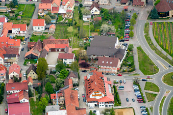 Vue aérienne de À la porte du vin à le quartier Schweigen in Schweigen-Rechtenbach dans le département Rhénanie-Palatinat, Allemagne