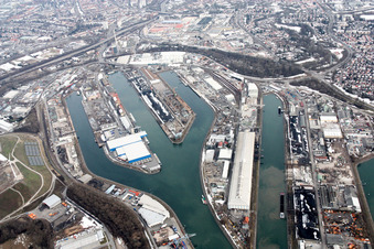 Vue aérienne de Le port rhénan de la ville de Karlsruhe. Ce port intérieur donne accès au Rhin et se compose de six bassins. Il est exploité par la KVVH (Karlsruher Versorgungs-, Verkehrs- und Hafen GmbH). à le quartier Mühlburg in Karlsruhe dans le département Bade-Wurtemberg, Allemagne