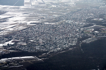 Vue aérienne de Zone d'habitation enneigée en hiver à le quartier Daxlanden in Karlsruhe dans le département Bade-Wurtemberg, Allemagne
