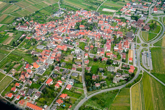 Vue aérienne de Du sud à le quartier Schweigen in Schweigen-Rechtenbach dans le département Rhénanie-Palatinat, Allemagne