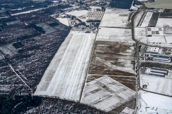 Vue aérienne de Zone de vol à voile enneigée en hiver sur l'aérodrome Rheinstetten à le quartier Silberstreifen in Rheinstetten dans le département Bade-Wurtemberg, Allemagne