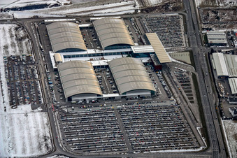 Vue aérienne de Parcs d'exposition et salles d'exposition enneigés en hiver DM-Arena de Karlsruher Messe- und Kongress GmbH à le quartier Forchheim in Rheinstetten dans le département Bade-Wurtemberg, Allemagne