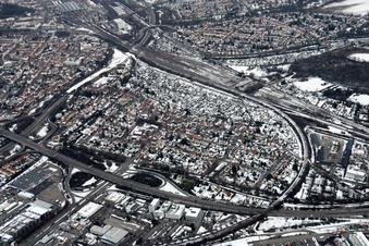 Vue aérienne de Aperçu des quartiers de la ville en hiver sous la neige à le quartier Beiertheim-Bulach in Karlsruhe dans le département Bade-Wurtemberg, Allemagne