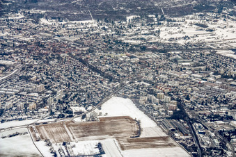 Vue aérienne de Vue de la ville en hiver sous la neige à Ettlingen dans le département Bade-Wurtemberg, Allemagne