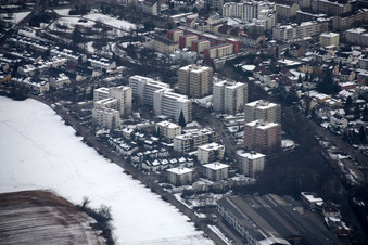 Vue aérienne de Vue hivernale enneigée des rues et des maisons des quartiers résidentiels à Ettlingen dans le département Bade-Wurtemberg, Allemagne