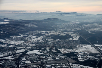 Vue aérienne de Vue d'un village en bordure de la Forêt-Noire en hiver, sous la neige. à le quartier Bruchhausen in Ettlingen dans le département Bade-Wurtemberg, Allemagne