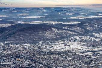 Vue aérienne de Lisière de la Forêt-Noire en hiver, sous la neige à Ettlingen dans le département Bade-Wurtemberg, Allemagne
