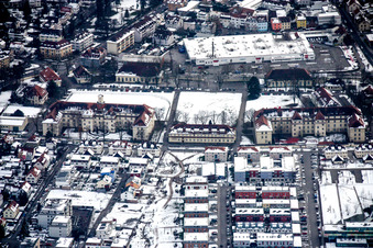Vue aérienne de Rüppurr du quartier de la ville recouvert de neige en hiver à le quartier Rüppurr in Karlsruhe dans le département Bade-Wurtemberg, Allemagne