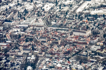 Vue aérienne de Centre-ville vu du sud en hiver, sous la neige à Ettlingen dans le département Bade-Wurtemberg, Allemagne