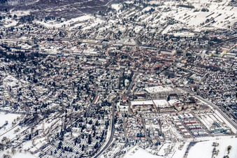 Vue aérienne de Vue de la ville depuis le nord en hiver, sous la neige à Ettlingen dans le département Bade-Wurtemberg, Allemagne