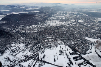 Photographie aérienne de Vue hivernale enneigée des rues et des maisons des quartiers résidentiels à Ettlingen dans le département Bade-Wurtemberg, Allemagne