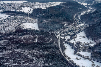 Vue aérienne de En hiver à le quartier Etzenrot in Waldbronn dans le département Bade-Wurtemberg, Allemagne