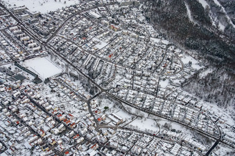 Vue aérienne de En hiver à le quartier Busenbach in Waldbronn dans le département Bade-Wurtemberg, Allemagne